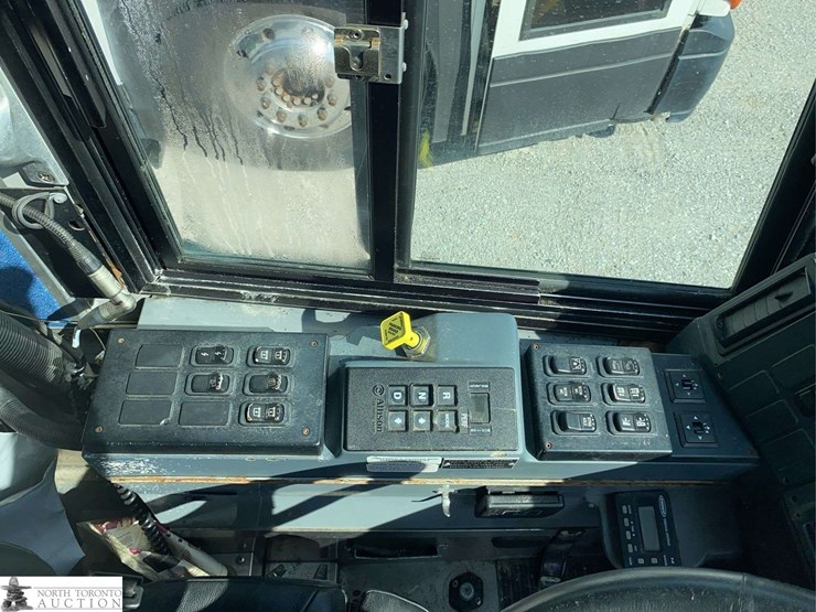 non-operable-2011-motor-coach-industries-d4500-t/a-55-passenger-wheelchair-accessible-bus-image-10