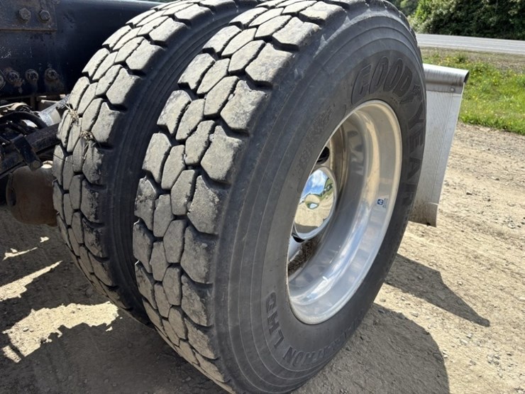 2010-kenworth-t800-image-11