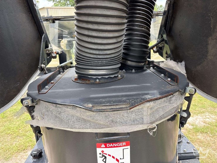 2017-madvac-lr50t-ride-on-litter-vacuum-image-41