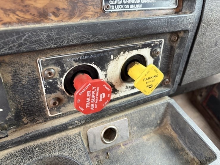 1991-kenworth-tri-axle-dump-truck-image-37