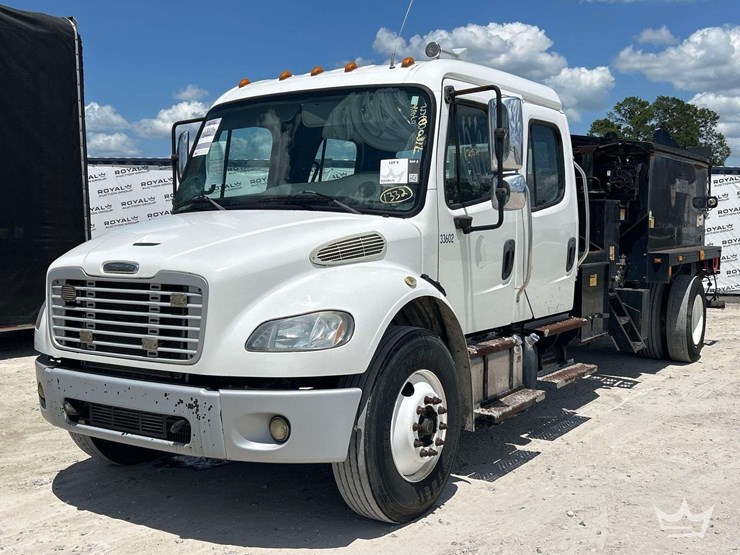 2015-freightliner-m2-106-image-1