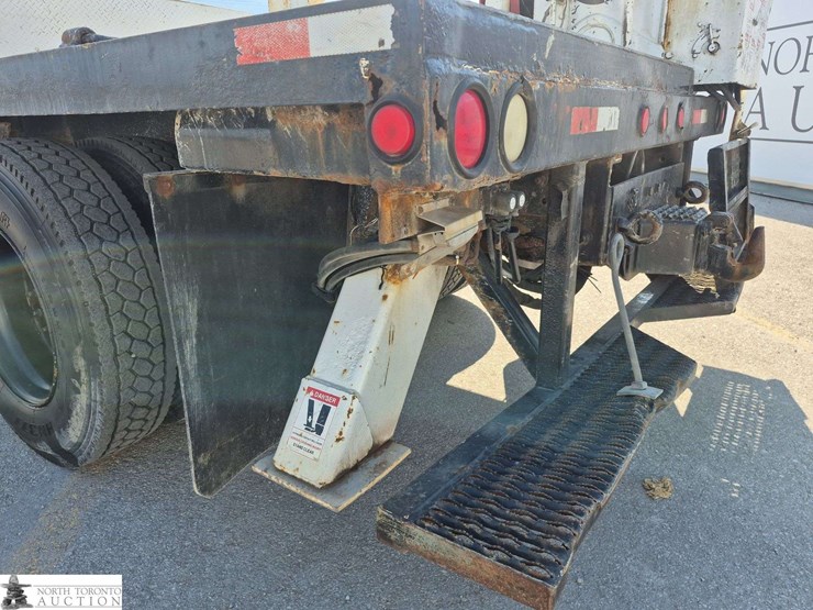 2002-freightliner-fl80-image-24