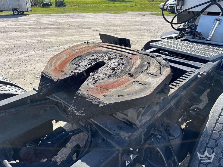 2018-peterbilt-579-image-12