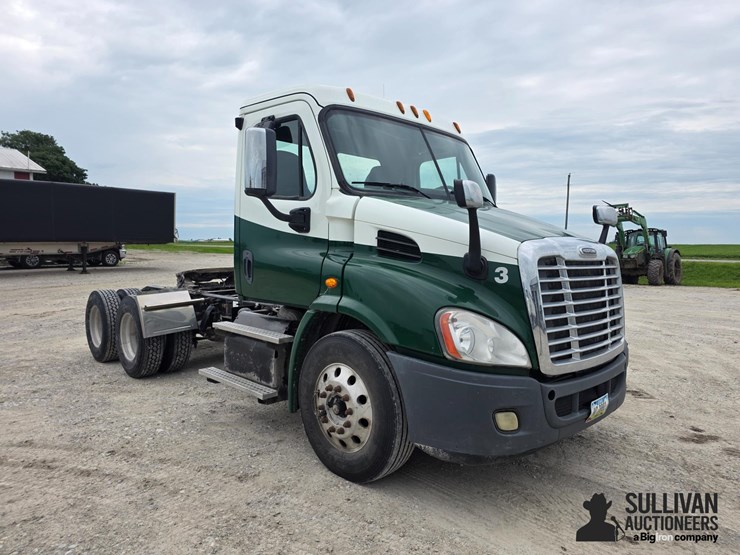 2013-freightliner-cascadia-113-image-3