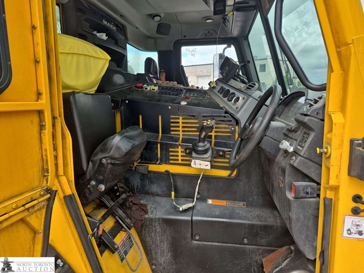 2018-mack-lr633-t/a-refuse-truck-image-34