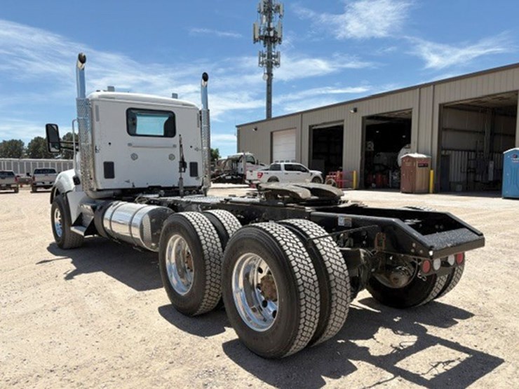 2023-kenworth-t880-image-4