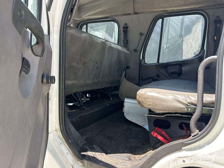 2015-freightliner-m2-106-image-32