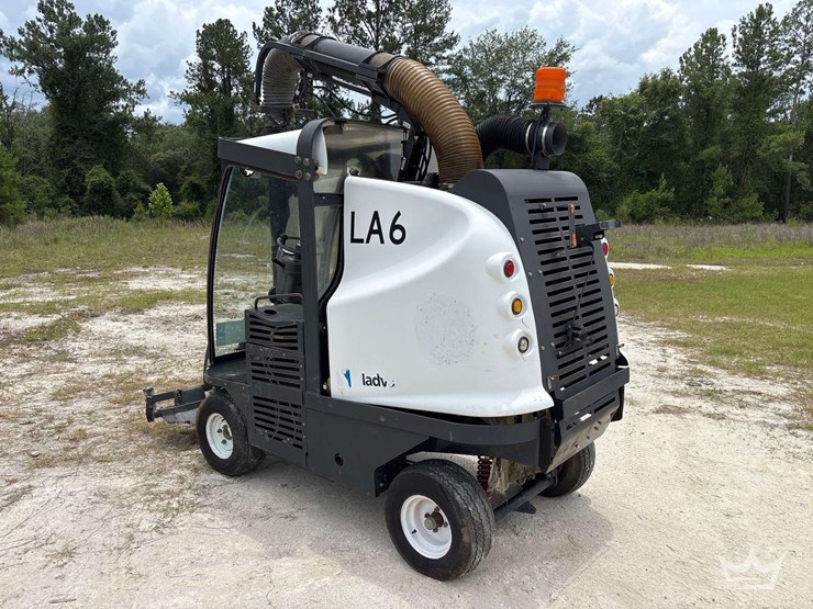 2014-madvac-lr50-ride-on-litter-vacuum-image-6