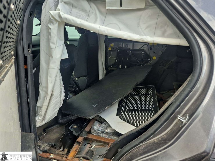 2021-ford-explorer-image-19