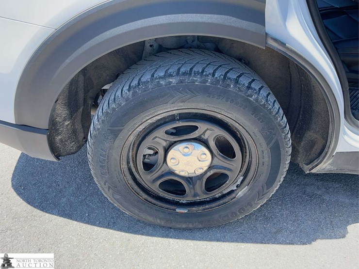 2022-ford-explorer-image-23