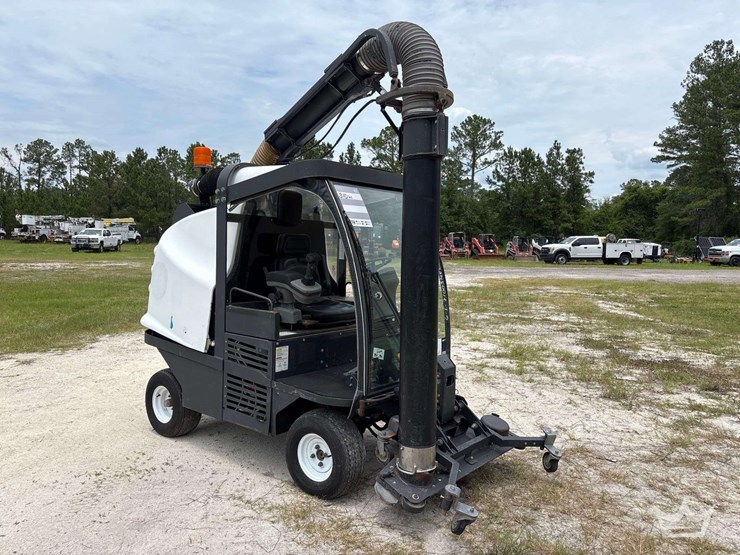 2014-madvac-lr50-ride-on-litter-vacuum-image-5