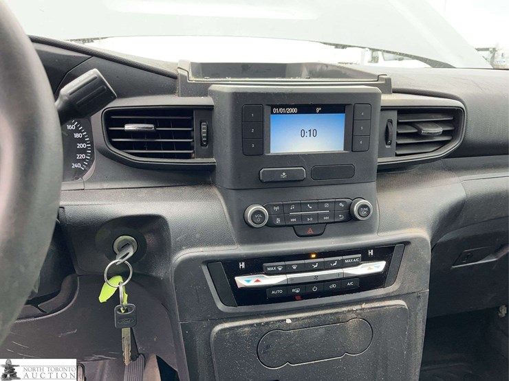 2020-ford-explorer-image-11
