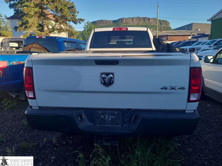 2015-dodge-3500-image-4