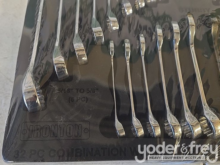 unused-32-piece-combination-wrench-set-with-case,-grip-image-5