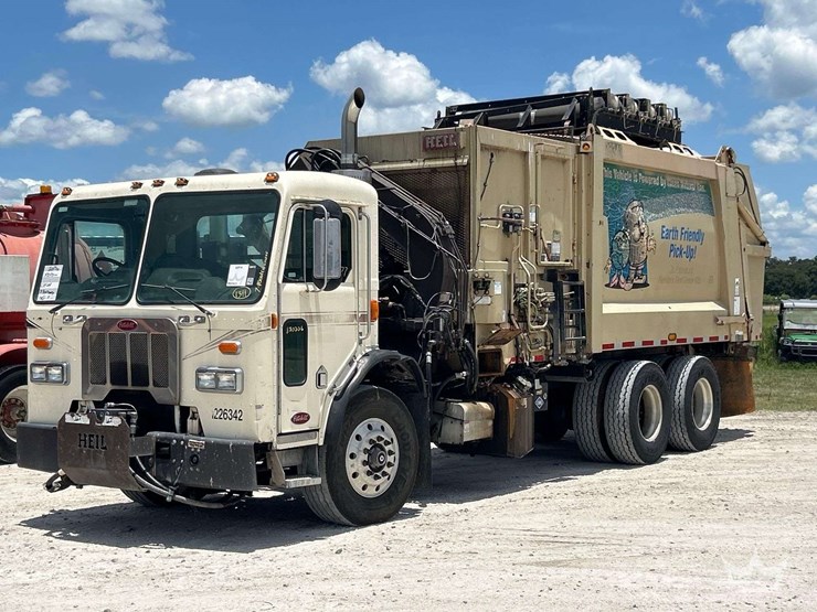 2013-peterbilt-320-image-1