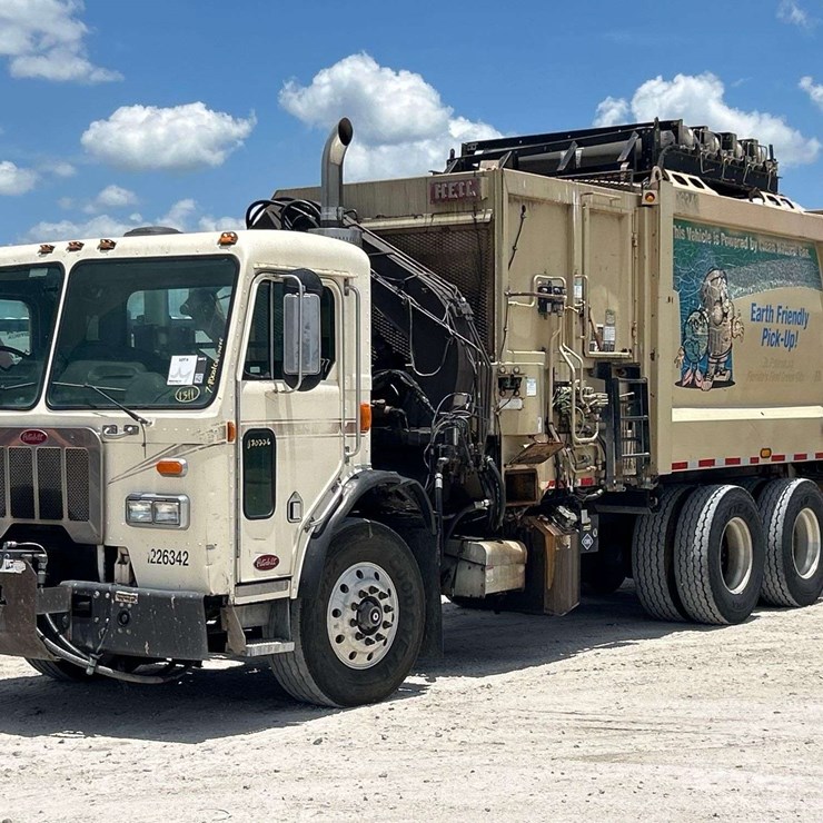 2013 PETERBILT 320