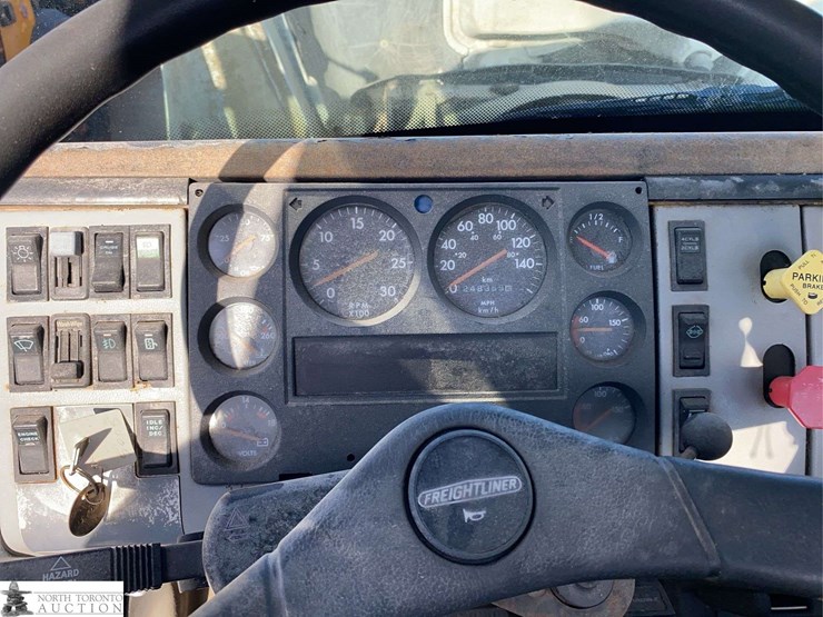 1996-freightliner-fl112-image-8