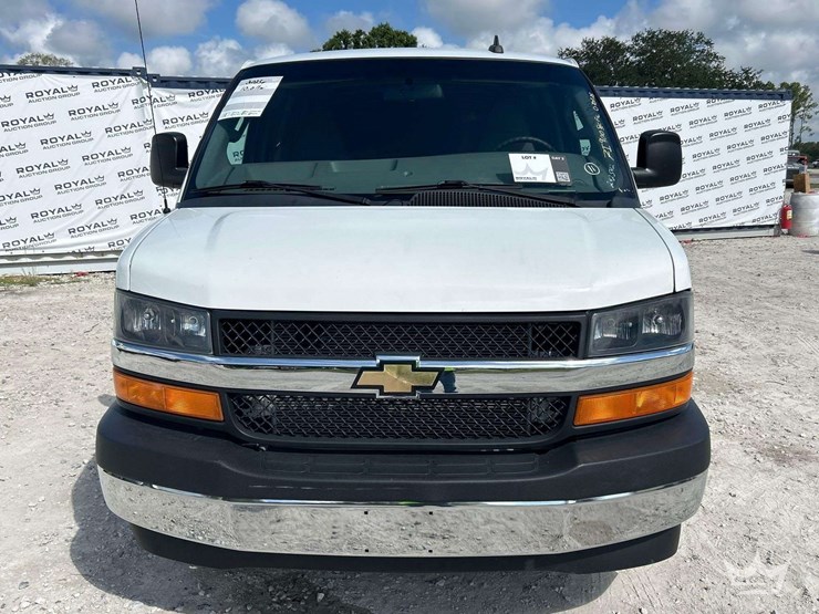 2023-chevrolet-express-2500-image-25