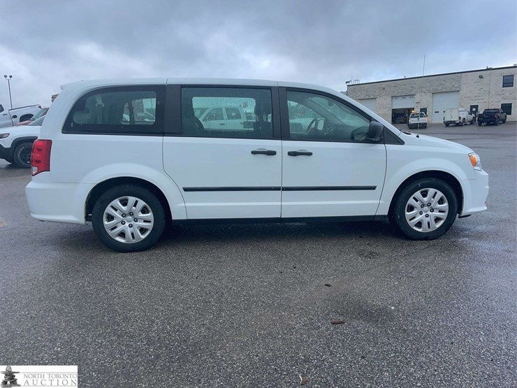 2015-dodge-grand-caravan-sxt-image-4