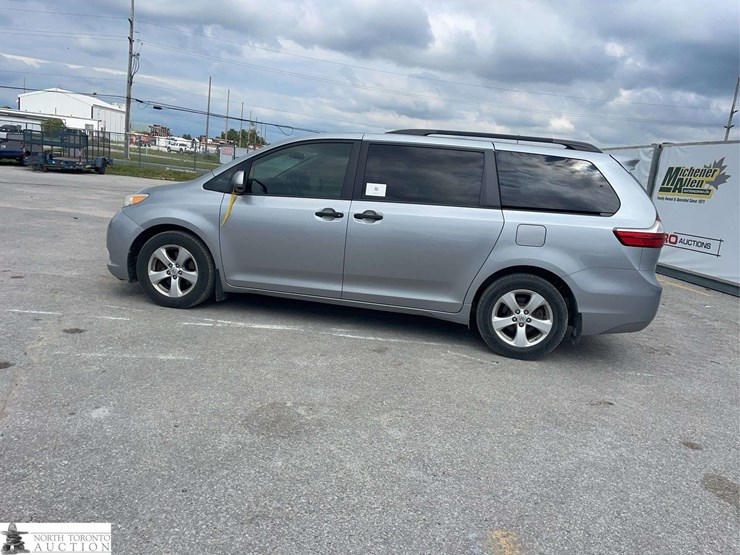 2016-toyota-sienna-image-8
