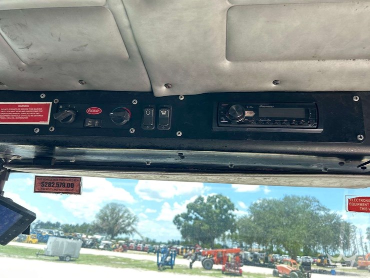 2013-peterbilt-320-image-22