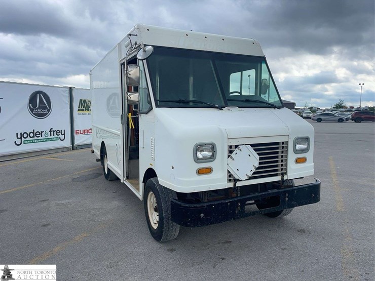 2011-ford-e-series-s/a-step-van-image-3
