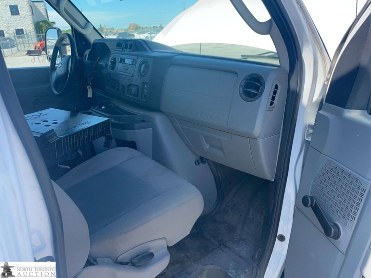 2013-ford-e-series-e-450-sd-s/a-service-truck-image-17