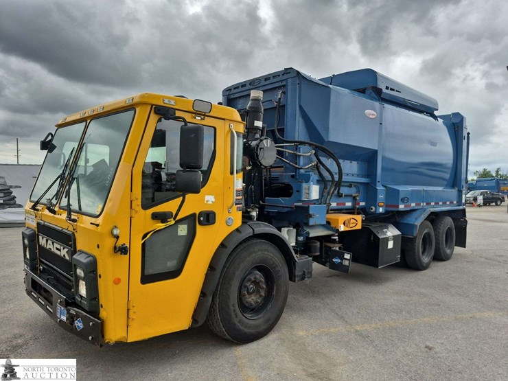 2018-mack-lr633-t/a-refuse-truck-image-1