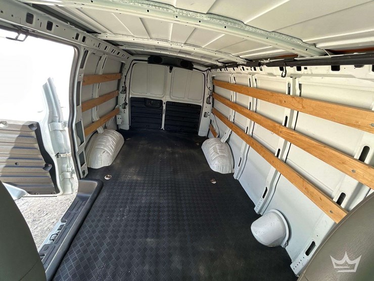 2023-chevrolet-express-2500-image-10