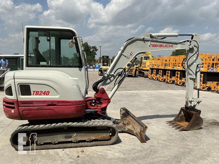 2020-takeuchi-tb240-image-5