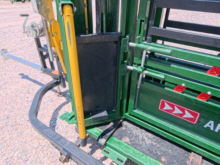 #1073-•-2019-arrow-quip-8600-cattle-chute-image-18
