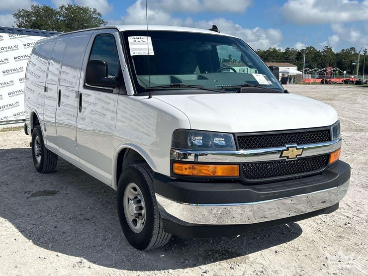 2023-chevrolet-express-2500-image-2