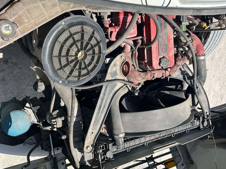 2015-freightliner-m2-106-image-8