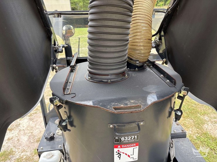 2019-madvac-lr50-ride-on-litter-vacuum-image-44