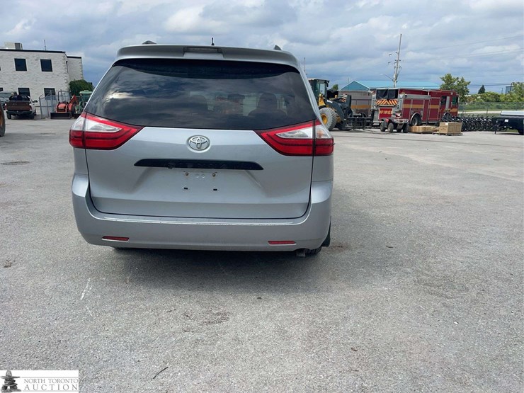 2016-toyota-sienna-image-6