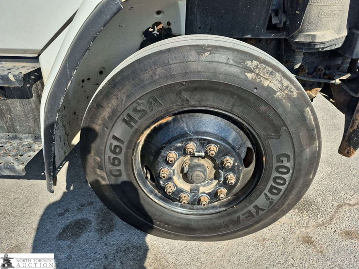 2002-freightliner-fl80-image-32