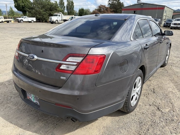 2017-ford-taurus-awd-sedan-image-4