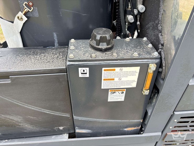 2017-madvac-lr50t-ride-on-litter-vacuum-image-47