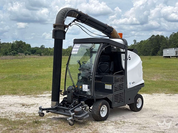 2014-madvac-lr50-ride-on-litter-vacuum-image-1