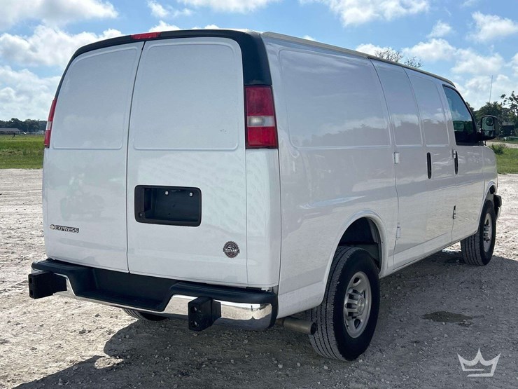 2023-chevrolet-express-2500-image-3