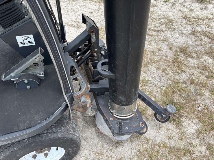 2014-madvac-lr50-ride-on-litter-vacuum-image-12