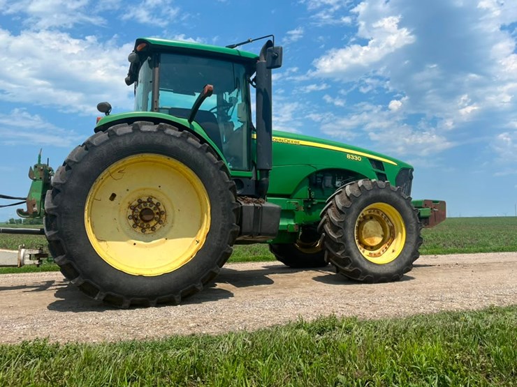 john-deere-8330-image-11
