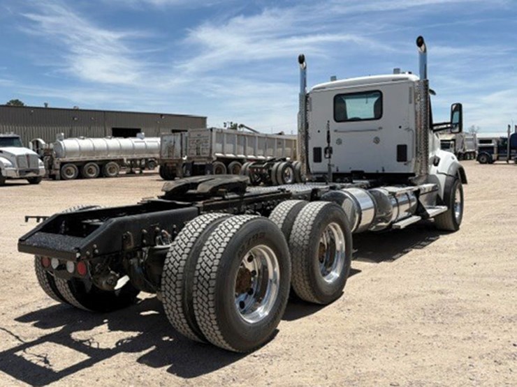 2023-kenworth-t880-image-3