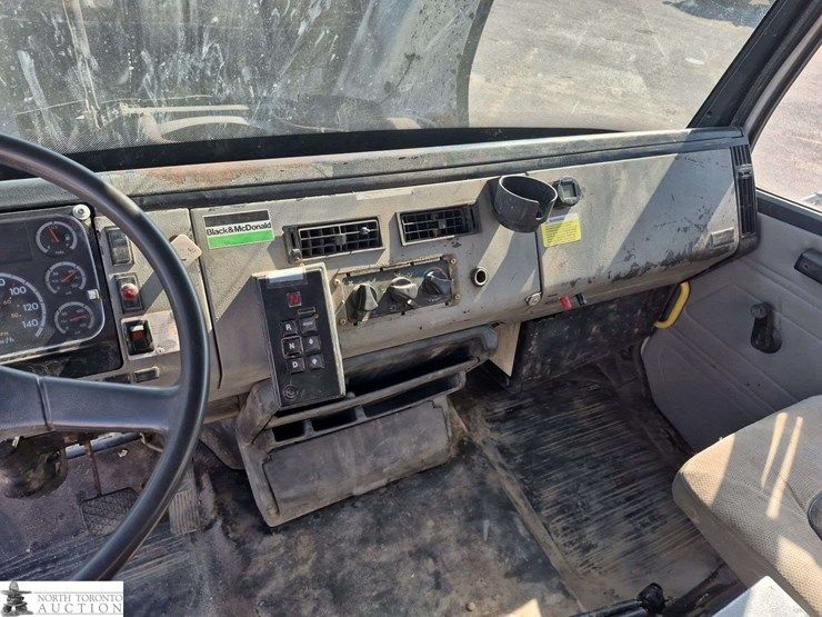 2002-freightliner-fl80-image-18
