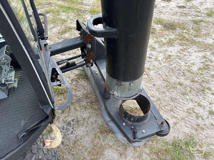 2017-madvac-lr50t-ride-on-litter-vacuum-image-12
