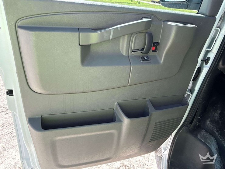2023-chevrolet-express-2500-image-13