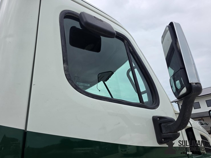 2013-freightliner-cascadia-113-image-16
