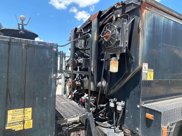 2015-freightliner-m2-106-image-11