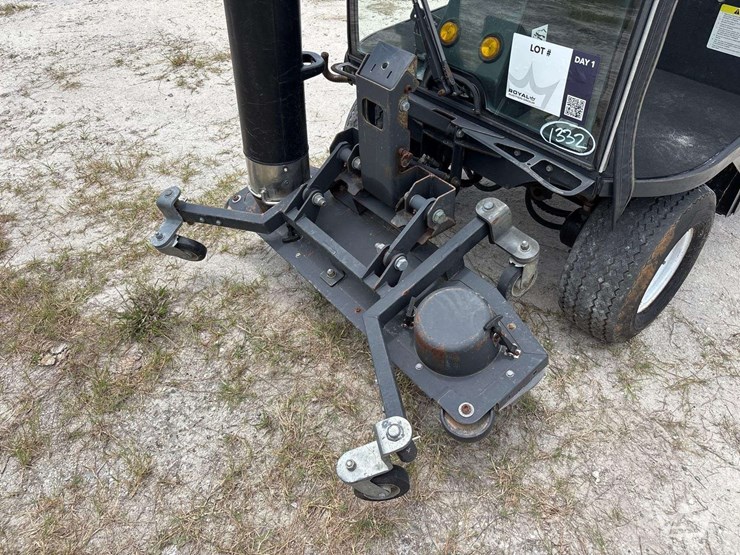 2014-madvac-lr50-ride-on-litter-vacuum-image-10