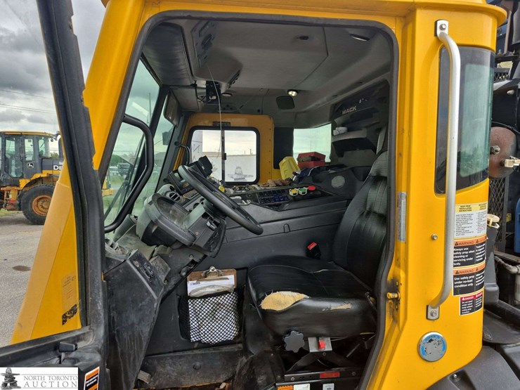 2018-mack-lr633-t/a-refuse-truck-image-14